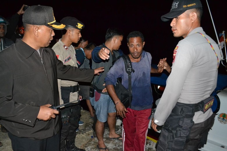 23 Korban Speed Boat Tenggelam di Waropen Papua Berhasil Diselamatkan 23 Korban Speed Boat Tenggelam di Waropen Papua Berhasil Diselamatkan