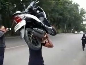 Kuat Bopong-bopong Motor, Satpam Ini Dijuluki Samson oleh Netizen