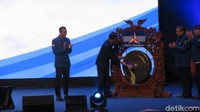 Dengan memukul gong, Jokowi membuka Rapimnas PD. (Foto: Gibran Maulana Ibrahim/detikcom)