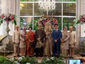 Ketika Kaesang Dampingi Iriana Kondangan di TMII