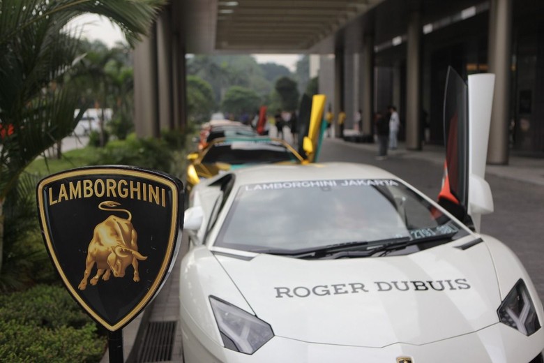 Punya supercar seperti Lamborghini merupakan impian banyak orang, namun tidak semua dapat memilikinya. Bisa dibilang mereka hoki dan sesuatu yang membanggakan. Foto: dok. Lamborghini Punya supercar seperti Lamborghini merupakan impian banyak orang, namun tidak semua dapat memilikinya. Bisa dibilang mereka hoki dan sesuatu yang membanggakan. Foto: dok. Lamborghini