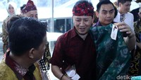 Triawan munaf membeli batik tenun handmade Lombok.