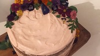 Cantik banget kuenya. Lychee infused cake dengan rose cream filling, rose white chocolate hingga cream cheese dengan taburan edible flower. Foto: Instagram @tarabasro