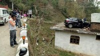 Untungnya, ketika mendarat di atap, mobil itu tidak keterusan sampai jatuh ke jurang. Sebab, dimensi mobil terbilang kecil sehingga bisa berhenti di atap rumah. Foto: Pool (Rushlane)