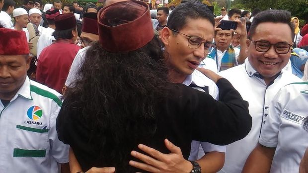 Sandiaga disambut atraksi palang pintu.