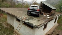 Meski kehilangan kendali dan mobil terbang sampai melompat ke atap rumah, pengendara selamat tanpa cedera yang serius. Disebutkan, mobil tersebut menabrak bagian konstruksi di atap rumah. Foto: Pool (Rushlane)