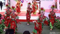 Acara ini dimeriahkan tarian daerah.