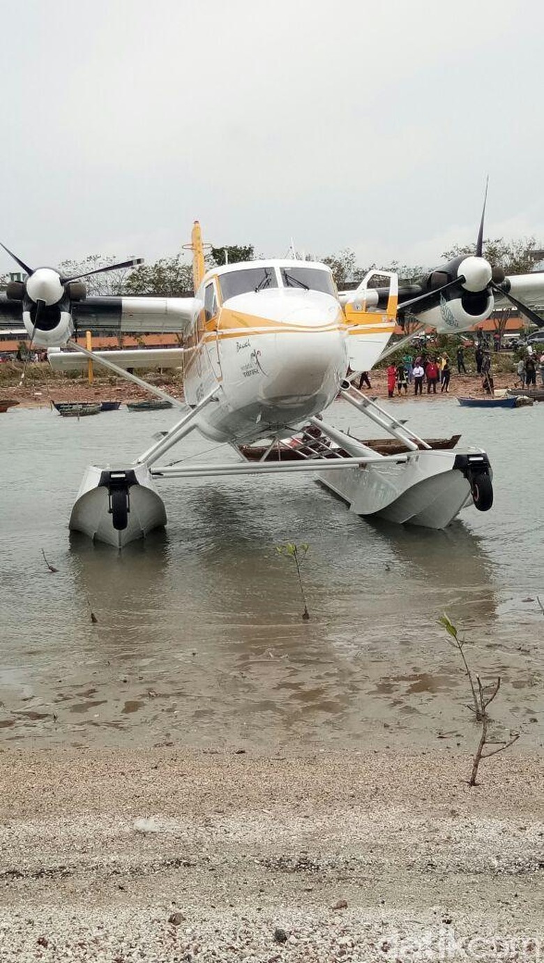 WN Asing Di Batam Pesawat Airfast Mendarat Darurat Di Pantai