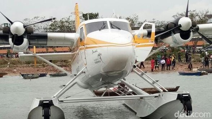 Pesawat Airfast mendarat darurat di Pantai, Batam (Agus Siswanto/detikcom)