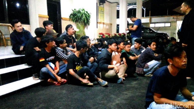 Polisi Sergap Puluhan Anggota Berandalan Motor di Sukabumi Polisi Sergap Puluhan Anggota Berandalan Motor di Sukabumi