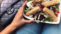 Pantes saja, Tara punya tubuh yang langsing. Menu makanannya aja sehat banget kan, semangkuk salad seperti vegetarian. Foto: Instagram @tarabasro