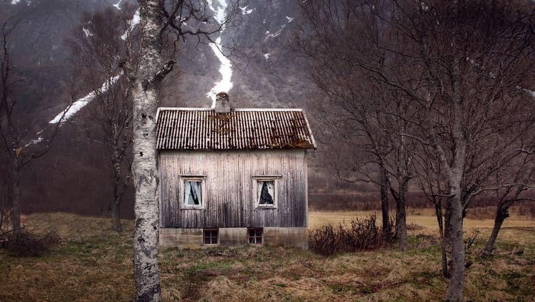 Deretan Rumah Hantu di Lingkar Kutub Utara Seorang fotografer berkeliling Lingkar Kutub Utara untuk mengambil gambar rumah-rumah terbengkalai atau biasa dibilang rumah hantu. Seperti apa penampakannya?
