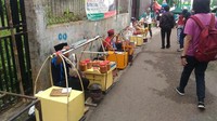 Foto: Sejumlah pedagang kerak telor menggelar dagangannya di sekitar lokasi.Fotografer: Samsdhuha Wildansyah/detikcom