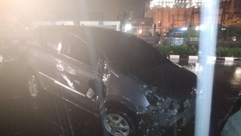 Kecelakaan Tunggal, Mobil Tabrak Pembatas Jalan di Pluit Kecelakaan Tunggal, Mobil Tabrak Pembatas Jalan di Pluit