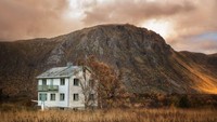 Rumah cukup besar ini dulunya mungkin dihuni oleh keluarga besar. Sekarang hanya jadi saksi bisu di samping bukit yang indah itu. IG @bybrittm/Istimewa.