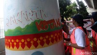 Pengecatan ini melibatkan anak-anak SMA.