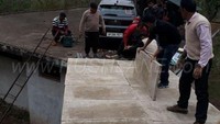 Jika mobilnya terlalu besar, mungkin mobil itu bisa nyelonong sampai berakhir di lembah di bawahnya. Beruntung tak ada yang terluka akibat kecelakaan ini. Foto: Pool (Rushlane)