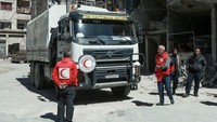 Tampak dalam foto sebuah truk Komisi Bulan Sabit Merah Arab Suriah berada di dalam kota Douma, Ghouta Timur. Foto: AFP PHOTO/Hamza AL-AJWEH