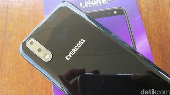 Nilai jual yang disodorkan adalah empat kamera yang terdiri dari dua kamera di belakang (13 MP + 2 MP). Foto: Muhammad Alif Goenawan/detikINET