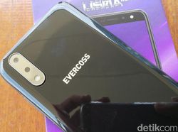 Unboxing Ponsel Empat Kamera Murah dari Evercoss