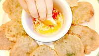 Meski berdarah campuran Inggris, Dewi doyan cireng loh. Kali ini Dewi membuatkan cireng nasi untuk keponakannya. Foto: Instagram Dewi Sandra