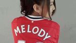 Artis Cantik Fans Manchester United dan Liverpool, Siapa Menang?