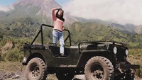 Kalau foto yang ini, pasti habis naik Jeep di Merapi ya Vania? (vaniafherlambang/Instagram)