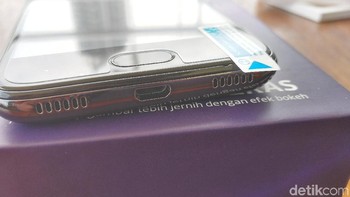 Sementara di bagian bawah terdapat speaker. Tombol home di bagian depan sekaligus disematkan sensor sidik jari. Foto: Muhammad Alif Goenawan/detikINET