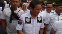 Ini baju motor. Seharusnya baju Laskaru tapi biasalah teman-teman mungkin lelah, karena saya mulai jam 4 pagi jadi yang terbawa bukan baju Laskaru malah baju motor ternyata sama putihnya, kata Sandiaga saat menjelaskan tetang baju yang dikenakannya, di Balai Benih Induk Perkebunan Pertanian, Jl Aseli M. Khafi, Cipedak, Jakarta Selatan, Sabtu (10/3/2018). (Foto: Samsdhuha Wildansyah/detikcom)
