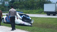 Mobil petugas kepolisian pun menjadi korban, dicium banteng ngamuk asal Italia. Foto: dok. Lamborghini