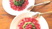 Jelly green tea dan delima ini kelihatan enak ya? Dewi membuat sendiri lho desert berwarna cantik ini. Foto: Instagram Dewi Sandra