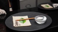 Nggak kalah unik, secarik kertas dan pensil ini adalah opor ayam. Cara makannya unik yaitu kertas digulung menggunakan pensil lalu dicocol ke saus putih yang berbahan kelapa. Rasanya persis opor ayam! Foto: Istimewa