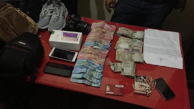 Barang bukti yang disita polisi mulai dari HP hingga uang Rp 20 juta.