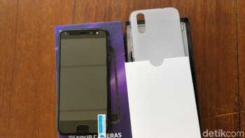 Bodi belakang terbuat dari material plastik dengan finishing glossy sehingga mudah sekali membekas sidik jari. Evercoss pun menghadirkan gratisan cover tambahan. Foto: Muhammad Alif Goenawan/detikINET