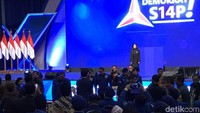 Rapimnas Demokrat dibuka dengan menyanyikan lagu Indonesia Raya. Semua hadirin diminta berdiri. Acara dilanjutkan dengan menyanyikan himne dan mars Demokrat. Tamu yang bukan kader diminta untuk duduk, namun tidak untuk Jokowi. 