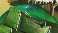 Wih, main ke Medan, Dewi tak melewatkan Duren Ucok yang tersohor. Daging durian yang tebal itu kok menggoda banget ya! Foto: Instagram Dewi Sandra