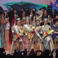 Dari magenta, penampilan finalis Puteri Indonesia 2018 berganti ketika memasuki babak top 3. Mereka yang berhasil menjadi top 3 yaitu Sonia Fergina (Bangka Belitung), Wilda Octaviana (Kalimantan Barat) dan Vania Fitryanti (Banten) kini memakai gaun rancangan Anaz, desainer langganan Yayasan Puteri Indonesia. Foto: dok. Instagram (Puteri Indonesia)