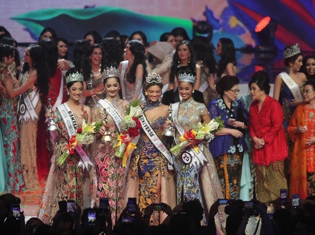 Dari magenta, penampilan finalis Puteri Indonesia 2018 berganti ketika memasuki babak top 3. Mereka yang berhasil menjadi top 3 yaitu Sonia Fergina (Bangka Belitung), Wilda Octaviana (Kalimantan Barat) dan Vania Fitryanti (Banten) kini memakai gaun rancangan Anaz, desainer langganan Yayasan Puteri Indonesia. Foto: dok. Instagram (Puteri Indonesia)