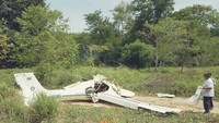Sebuah pesawat latih jatuh saat akan mendarat di Phuket Airpark, sebuah lapangan udara privat di distrik Thalang, pada Sabtu (10/3) pagi. Foto: Photo: Twitter/Bernama