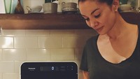 Model ini sudah lama menjalani pola makan vegetarian. Dalam berbagai kesempatan juga berbagi lewat foto instagram. Foto ini misalnya menunjukkan saat Nadya hendak membuat hummus menggunakan buah bit. Foto: instagram @nadyahutagalung