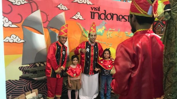 Ini Baru Top! Mahasiswa Indonesia Promosi Wisata di Madinah