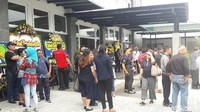 Para pelayat memadati rumah duka Hari Darmawan.