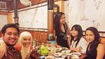 Bikin Adem! Ini Pose Dewi Sandra Sedang Masak dan Nikmati Makanan Favorit