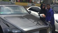 Masih ingat saat Hotman mengantar penyanyi Syahrini ke Polda Metro Jaya dengan mobil Bentley miliknya? Bentley Mulsanne buatan Inggris ini memiliki harga jual sebesar Rp 5,4 miliar dan pajak tahunan sebesar Rp 110,7 juta. Foto: (Dok Instagram Hotman Paris).