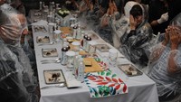 Santap malam ditutup dengan menikmati dessert es podeng. Pengunjung perlu pakai jas hujan karena akan sedikit basah. Keren! Foto: Istimewa