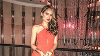 Ada juga gayanya yang terlihat anggun saat mengenakan dress berwarna merah. Foto: Instagram Cinta Laura