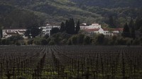 Insiden ini berawal saat seorang pria bersenjata melepas tembakan di dalam panti penampungan veteran perang AS, Veterans Home of California, di Yountville, California, pada Jumat (10/3) waktu setempat. Foto: Stephen Lam/Getty Images/AFP