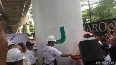 Foto: Anies Ikut Ngecat Mural di JLNT Antasari