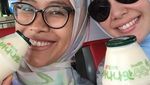 Bikin Adem! Ini Pose Dewi Sandra Sedang Masak dan Nikmati Makanan Favorit