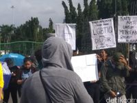 Tolak Revisi KUHP, Massa Berkumpul di Depan Istana Lakban Mulut